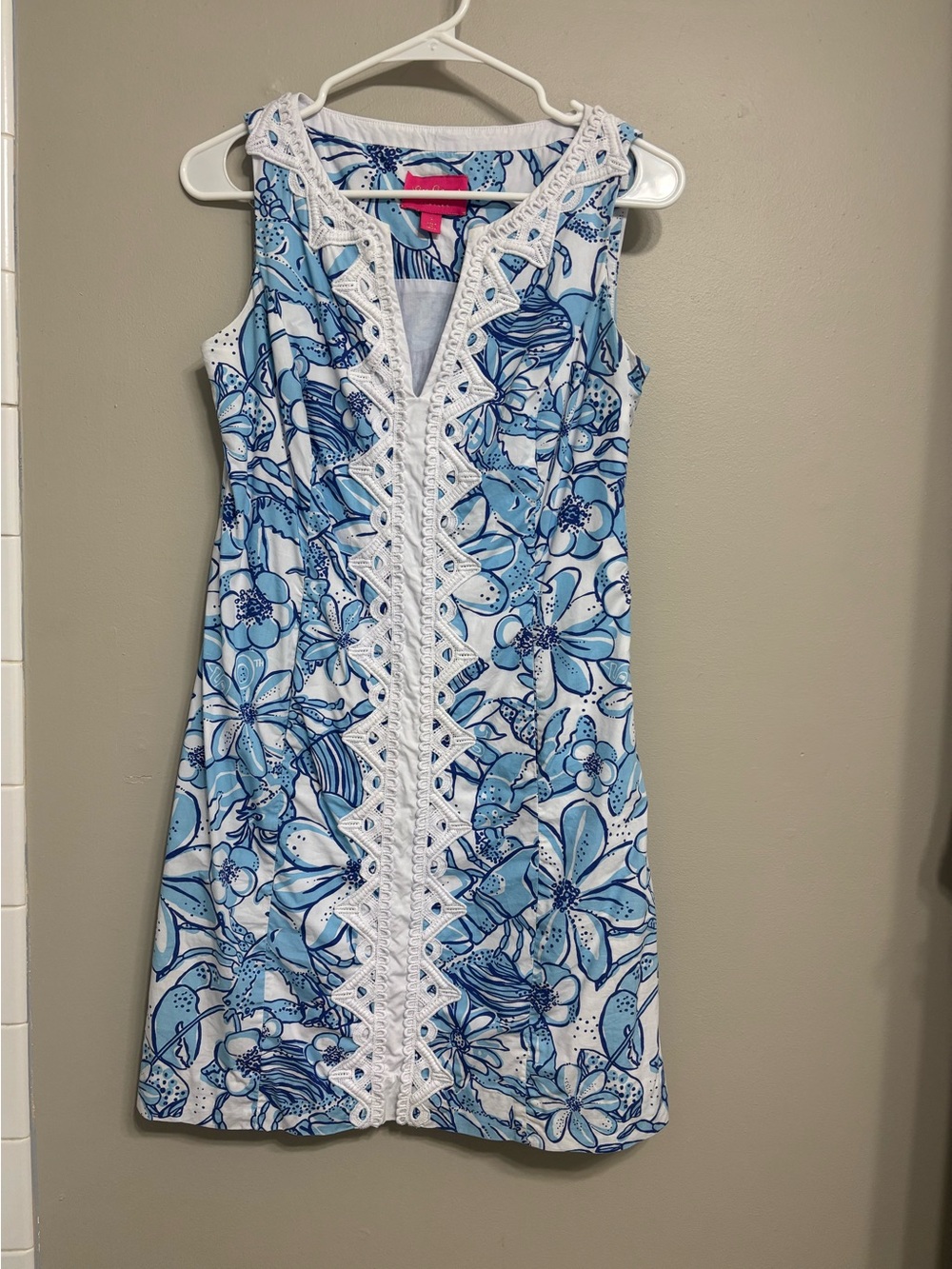 Lilly Pulitzer Jubilee Blue and White Sleeveless Shift Dress. Womens size 2